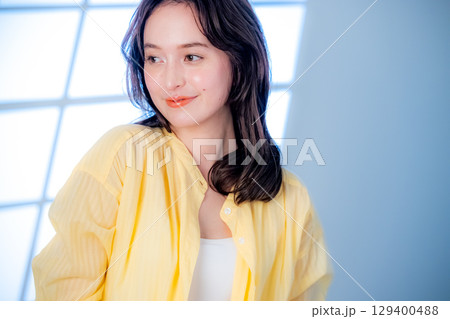 カメラ目線の若い女性 129400488