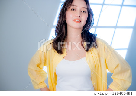 カメラ目線の若い女性 カメラ目線の若い女性 129400491