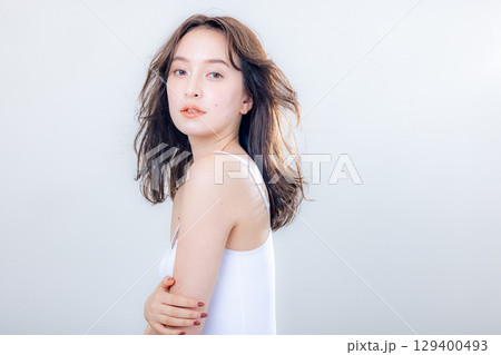 振り向く女性 129400493