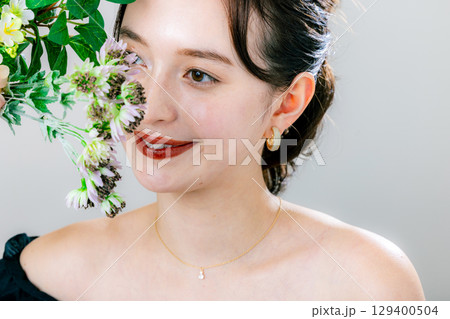 花束を持つ若い女性 花束を持つ若い女性 129400504