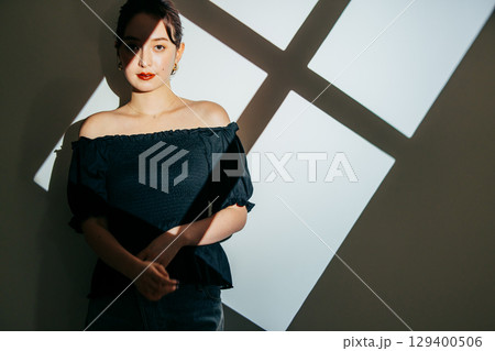 美しいドレスを着た女性 美しいドレスを着た女性 129400506