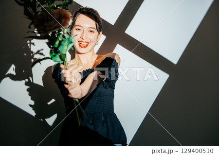 美しいドレスを着た女性 129400510