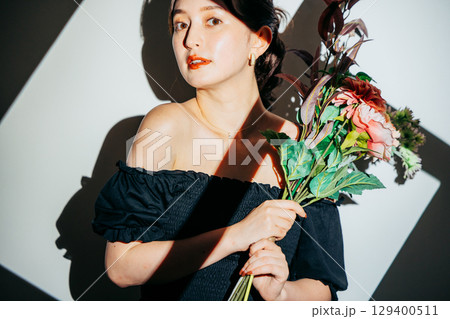 美しいドレスを着た女性 129400511