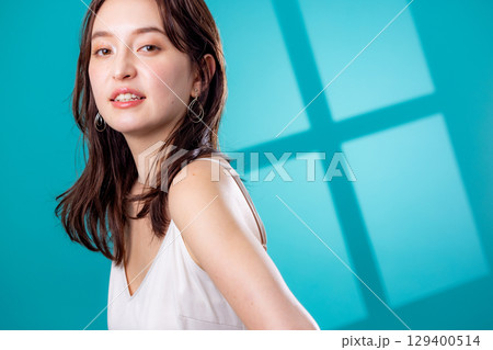 窓際に立つ女性 129400514