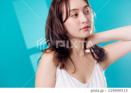窓際に立つ女性 129400515