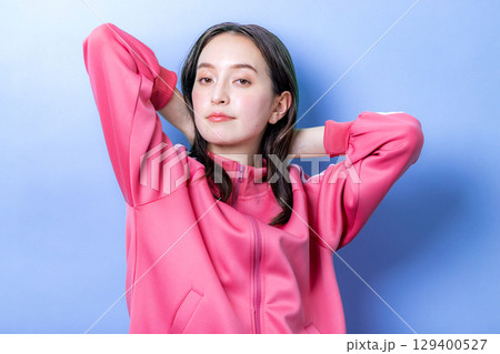 ジャージ姿の若い女性 129400527