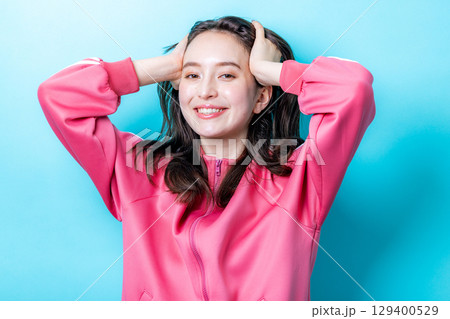 ジャージ姿の若い女性 ジャージ姿の若い女性 129400529