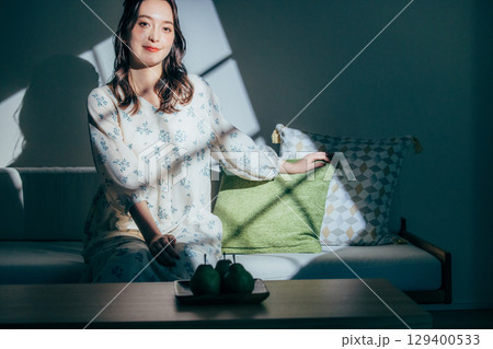 若い女性、ポートレート、休日、リラックス 若い女性、ポートレート、休日、リラックス 129400533