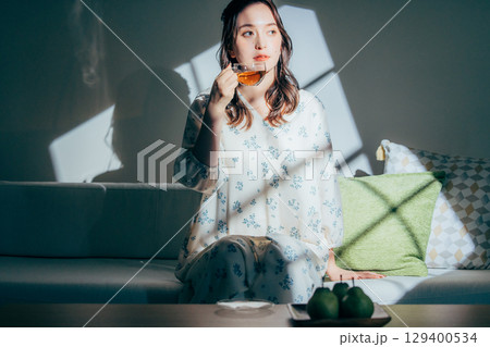 若い女性、ポートレート、休日、リラックス 129400534