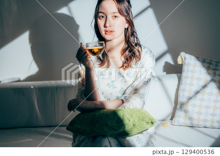 若い女性、ポートレート、休日、リラックス 129400536