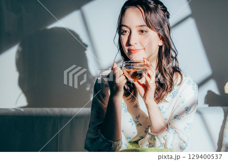 若い女性、ポートレート、休日、リラックス 129400537
