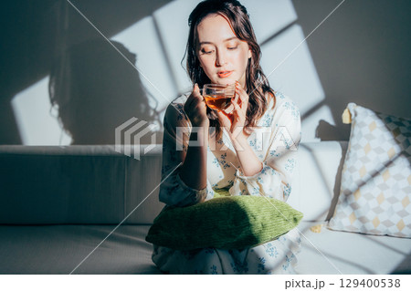 若い女性、ポートレート、休日、リラックス 若い女性、ポートレート、休日、リラックス 129400538