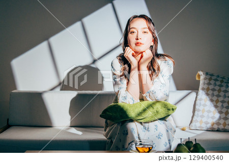 若い女性、ポートレート、休日、リラックス 129400540