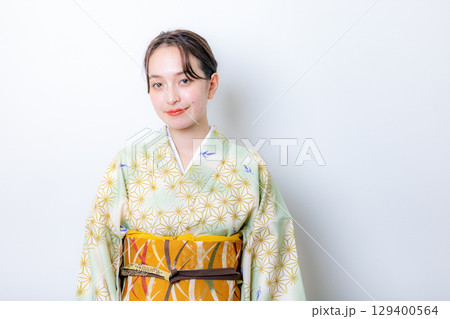 花を持つ着物姿の女性 129400564