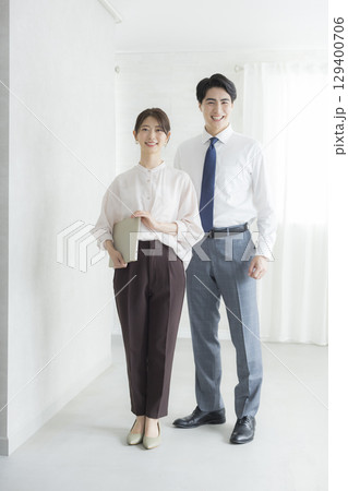 ノートパソコンを持つビジネスマンとビジネスウーマン　 129400706