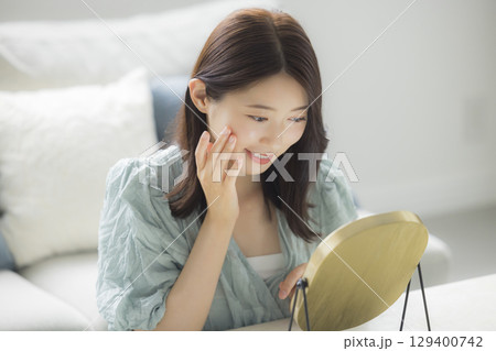 スキンケアをする若い女性 スキンケアをする若い女性 129400742