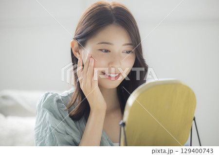 スキンケアをする若い女性 スキンケアをする若い女性 129400743