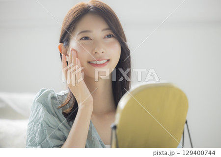 スキンケアをする若い女性 スキンケアをする若い女性 129400744