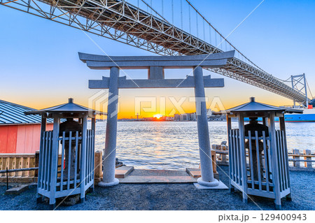 冬の和布刈神社と関門橋と夕日　福岡県北九州市 129400943