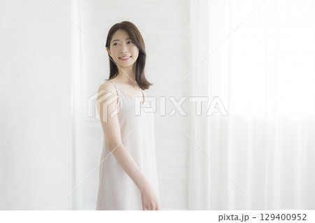 若い女性　 129400952