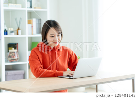 パソコンを使う若い女性 129401145