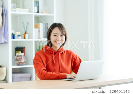 パソコンを使う若い女性 129401146
