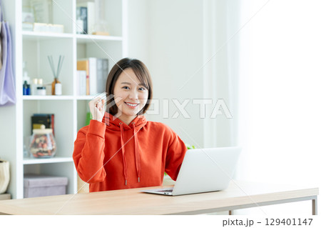 パソコンを使う若い女性 129401147