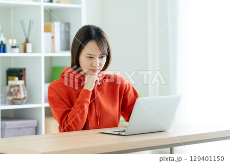 パソコンを使う若い女性 129401150