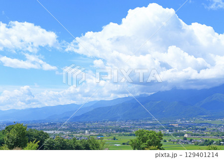 安曇野の田園と夏空 129401214