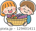 秋の味覚がいっぱい入ったかごを持つ子どもたち 129401411