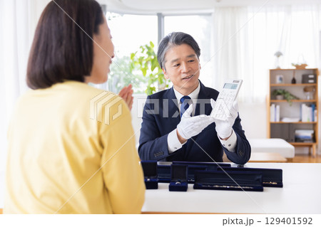 出張買取 査定 訪問先で鑑定をしている男性 出張買取 査定 訪問先で鑑定をしている男性 129401592