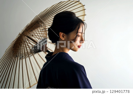 和傘をさす着物の女性 129401778
