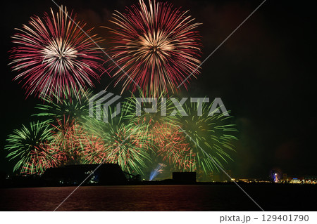 夏の夜空を彩る華麗な花火 <清水みなと祭り> 夏の夜空を彩る華麗な花火 <清水みなと祭り> 129401790