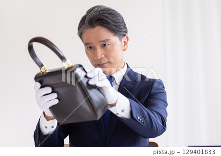 出張買取 バックの査定をしている男性 出張買取 バックの査定をしている男性 129401833