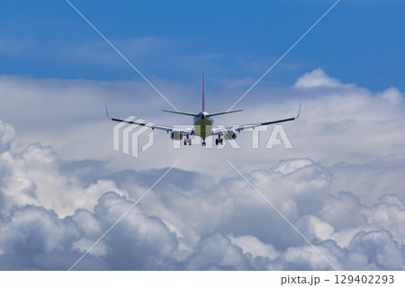 夏雲をバックに離着陸する飛行機 夏雲をバックに離着陸する飛行機 129402293