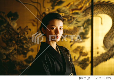 金屏風の前の黒い着物を着た女性 金屏風の前の黒い着物を着た女性 129402469