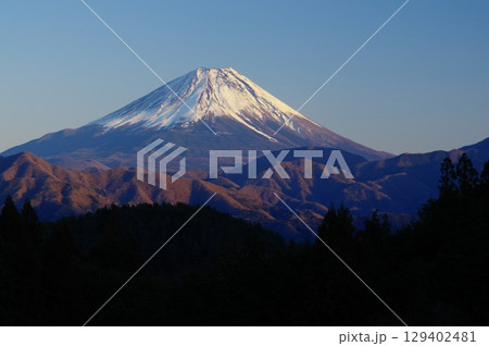 富士川町高下から望む冬の富士の夕景 富士川町高下から望む冬の富士の夕景 129402481