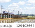 【ほくほく線】水田広がる高架を走行する普通列車 129402664
