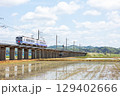 【ほくほく線】水田広がる高架を走行する普通列車 129402666