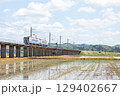 【ほくほく線】水田広がる高架を走行する普通列車 129402667