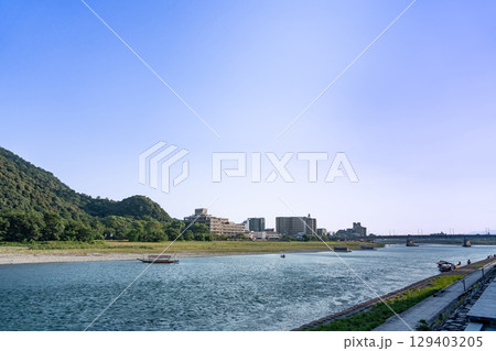 岐阜県岐阜市 長良川河畔で長良川鵜飼の準備をする舟 岐阜県岐阜市 長良川河畔で長良川鵜飼の準備をする舟 129403205