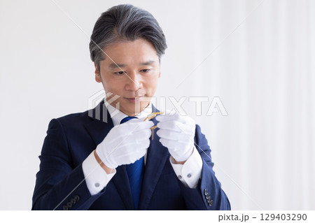 出張買取 貴金属の査定をしている男性 出張買取 貴金属の査定をしている男性 129403290