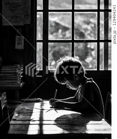 窓辺で絵を描く子供のシルエット 129404241