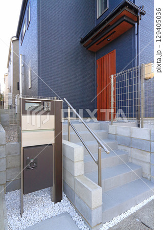 住宅の玄関に設置された宅配ボックス 129405036
