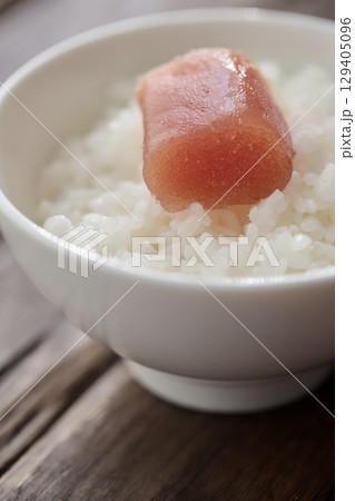 白いご飯に乗せたカットした無着色のタラコ 白いご飯に乗せたカットした無着色のタラコ 129405096