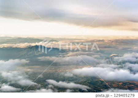 富士山 七合目付近から見た富士吉田の街（山梨） 129405279