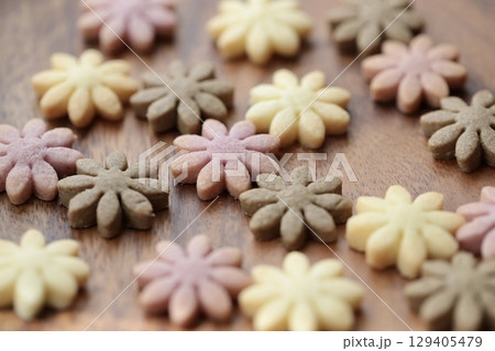 マーガレット型の紫芋とココアとプレーンクッキー 129405479