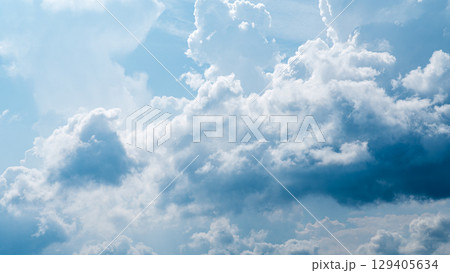 真夏の青空にあらわれた積乱雲 真夏の青空にあらわれた積乱雲 129405634