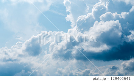 真夏の青空にあらわれた積乱雲 129405641