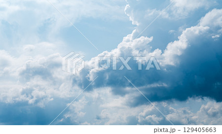 真夏の青空にあらわれた積乱雲 真夏の青空にあらわれた積乱雲 129405663